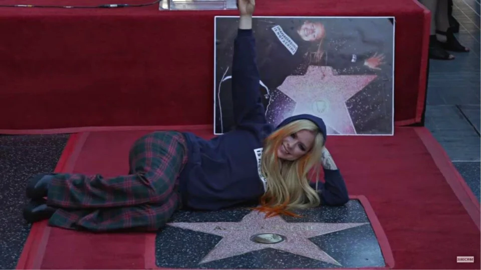 Avril Lavigne ganha estrela na ‘Calçada da Fama’ nos EUA
