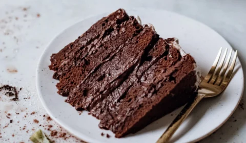 Travesti esfaqueia ‘colega’ após discutirem por pedaço de bolo, em Mato Grosso do Sul