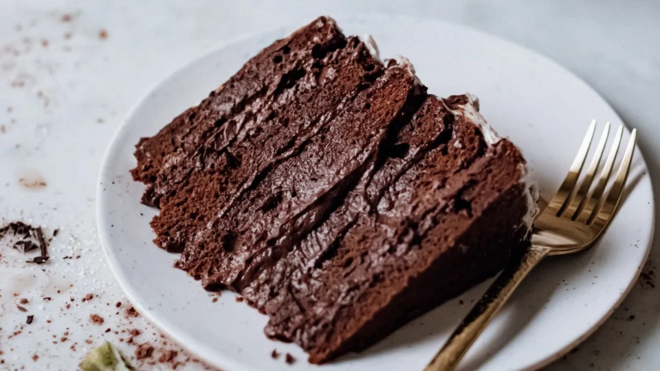 Travesti esfaqueia ‘colega’ após discutirem por pedaço de bolo, em Mato Grosso do Sul