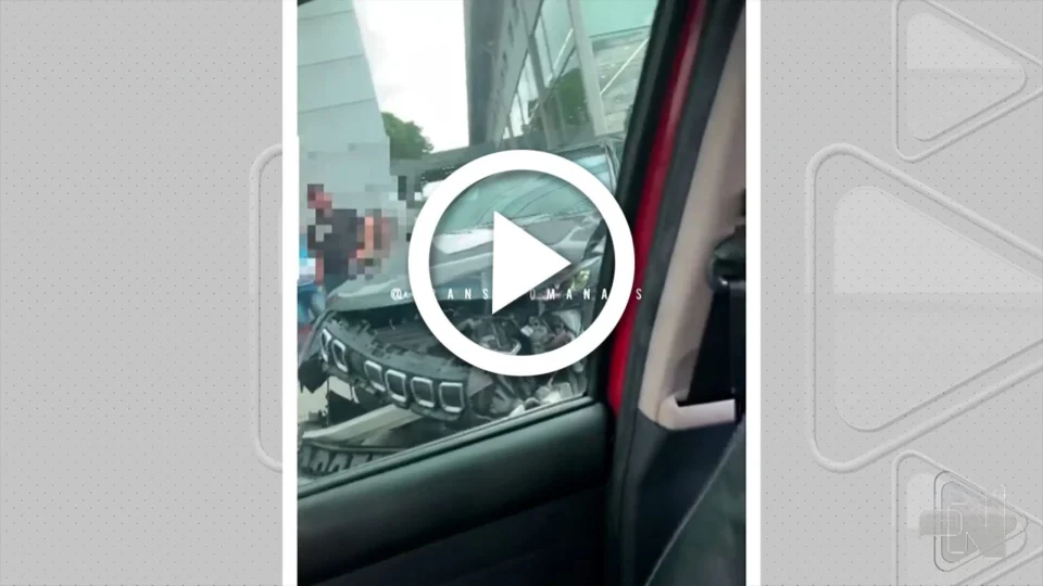VÍDEO: carro de luxo é destruído por micro-ônibus após sair de concessionária em Manaus
