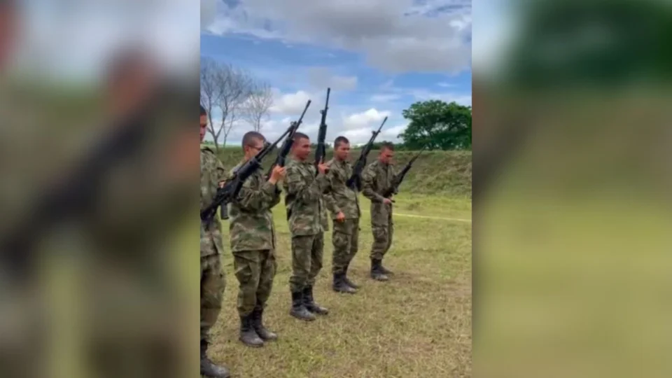 Ao menos 19 militares ficam feridos após queda de raio, na Colômbia
