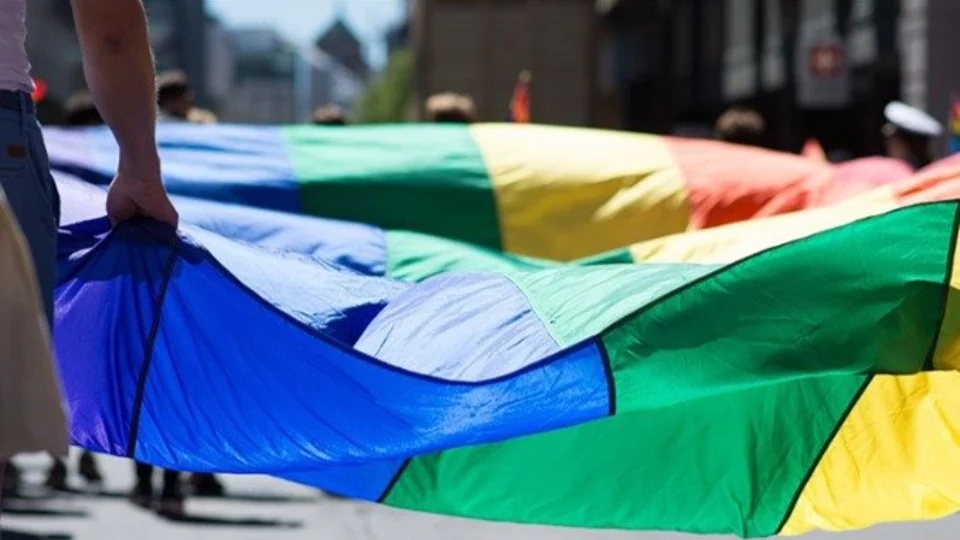 Projeto prevê acolhimento e auxílio para jovens LGBTQIA+ em vulnerabilidade