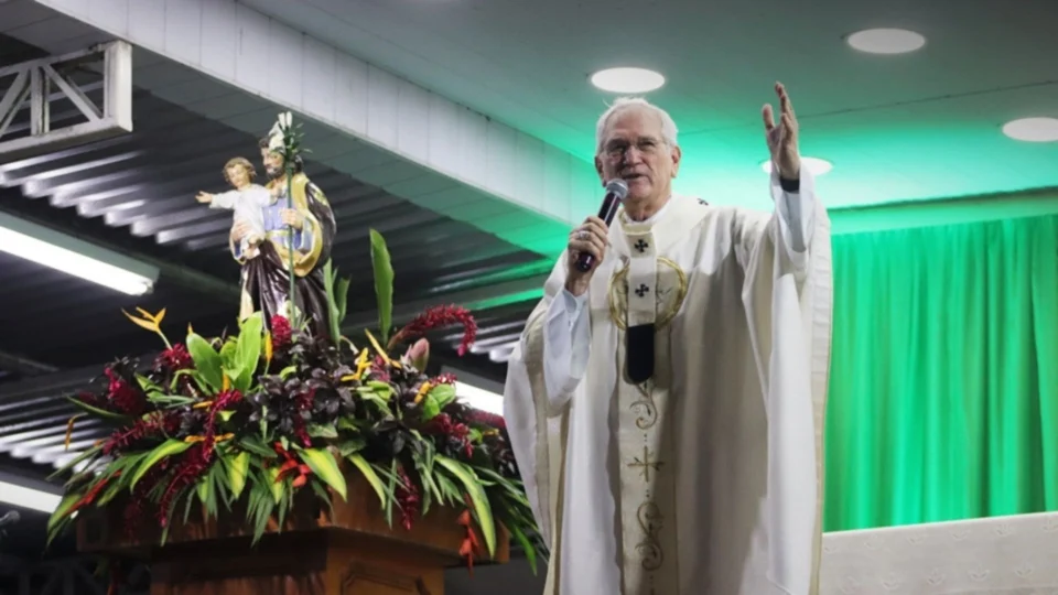 Centenas de fiéis celebram São José com missa campal, em Manaus
