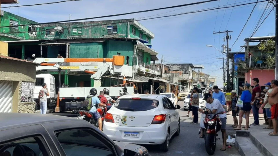 Moradores do Alvorada protestam contra instalação de novos medidores em Manaus