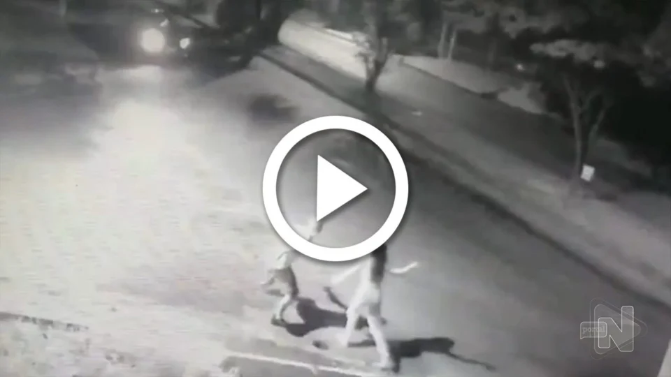 VÍDEO: casal joga pedra em carro de motorista de aplicativo e são atropelados em BH