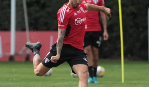 São Paulo terá reforços do zagueiro Ferraresi e do atacante Bustos no duelo da semifinal pela Sul-Americana nesta quinta