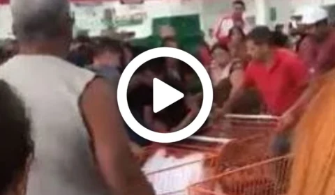 VÍDEO: promoção do quilo da cebola leva clientes de um supermercado a empurrões, em Goiás