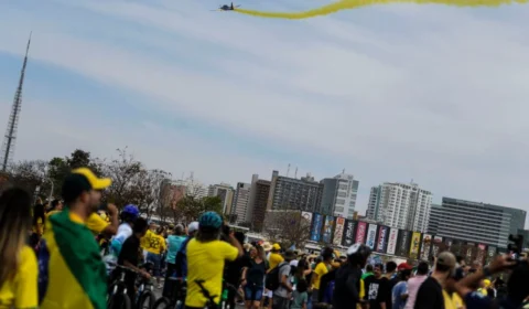 Multidão acompanha desfile militar em comemoração ao Bicentenário da Independência do Brasil, em Brasília