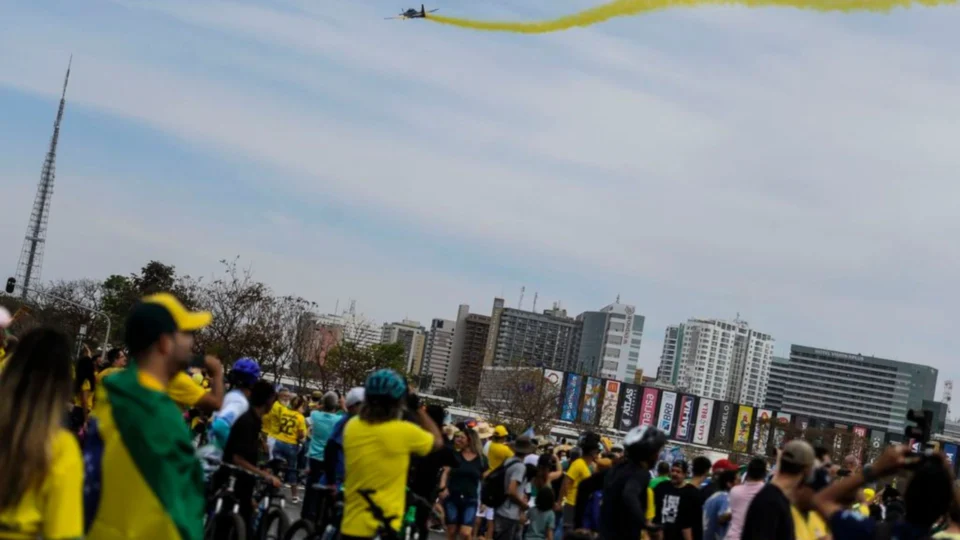 Multidão acompanha desfile militar em comemoração ao Bicentenário da Independência do Brasil, em Brasília