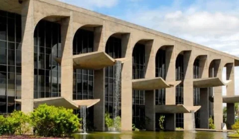 Justiça orienta Procon a abrir processo contra Apple e Samsung por venda de celular sem carregador