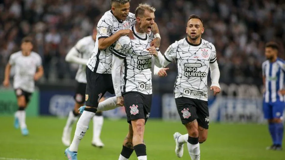 Com três de Róger Guedes, Corinthians bate Avaí e lidera Brasileirão