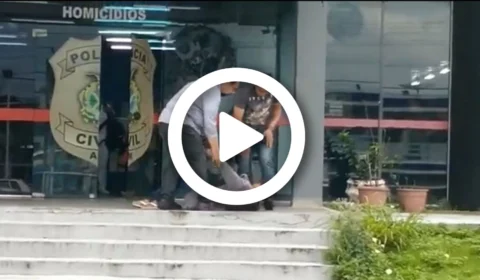 VÍDEO: mulher joga pedra na porta da Delegacia de Homicídios, em Manaus