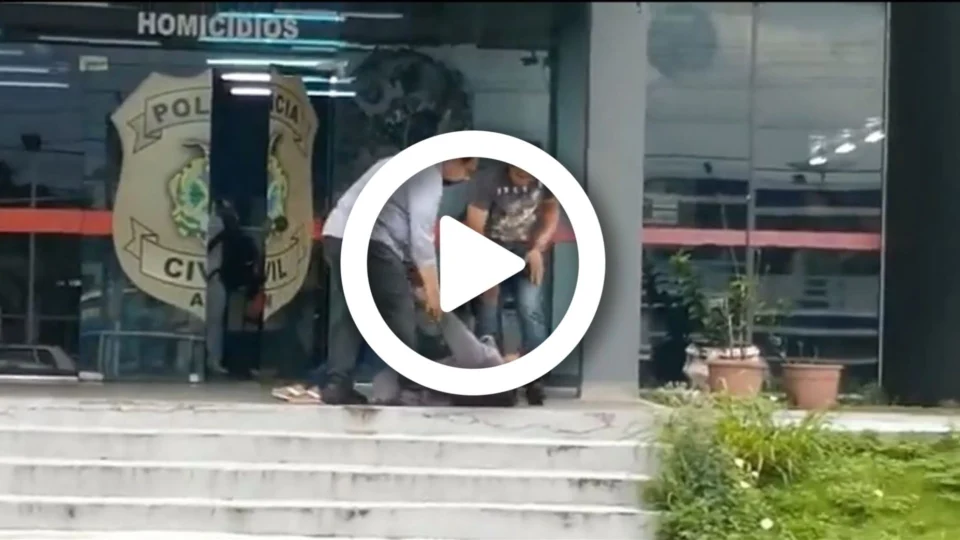 VÍDEO: mulher joga pedra na porta da Delegacia de Homicídios, em Manaus