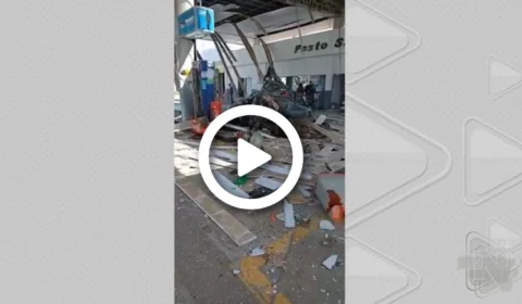 Vídeo: carro explode durante abastecimento e frentista morre ao ter perna amputada, no Rio