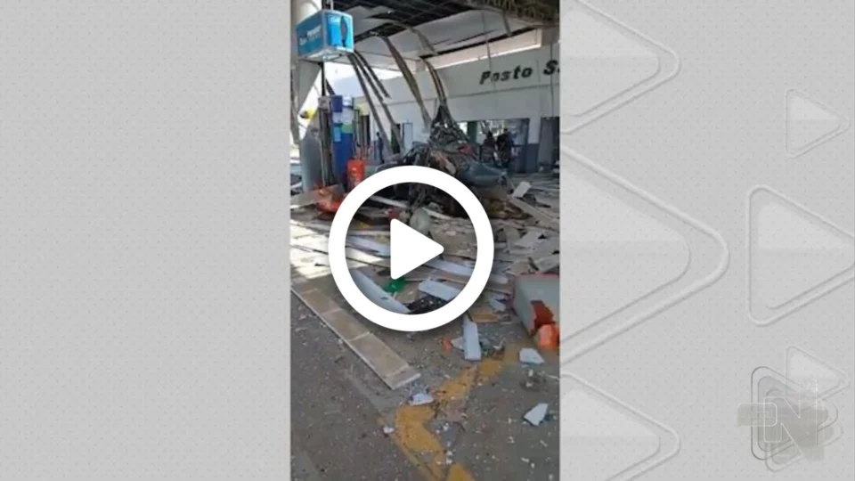 Vídeo: carro explode durante abastecimento e frentista morre ao ter perna amputada, no Rio