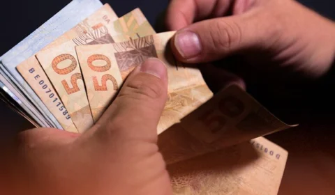 Governo do AM anuncia antecipação de 50% do 13° salário de servidores, aposentados e pensionistas