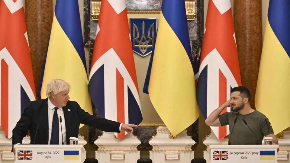 Em visita surpresa, Boris Johnson se reúne com Zelenski em Kiev