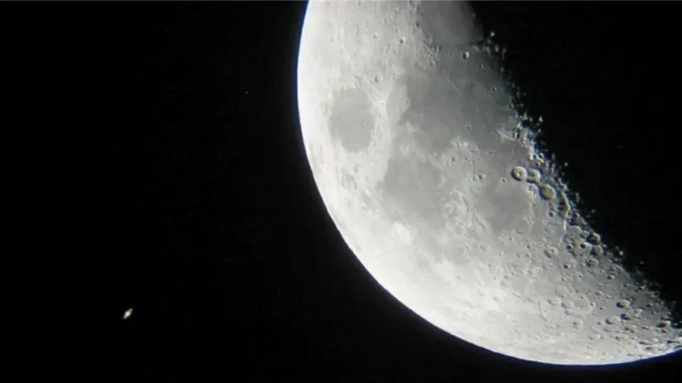 Conjunção da Lua com Saturno acontece nesta sexta-feira; saiba como observar