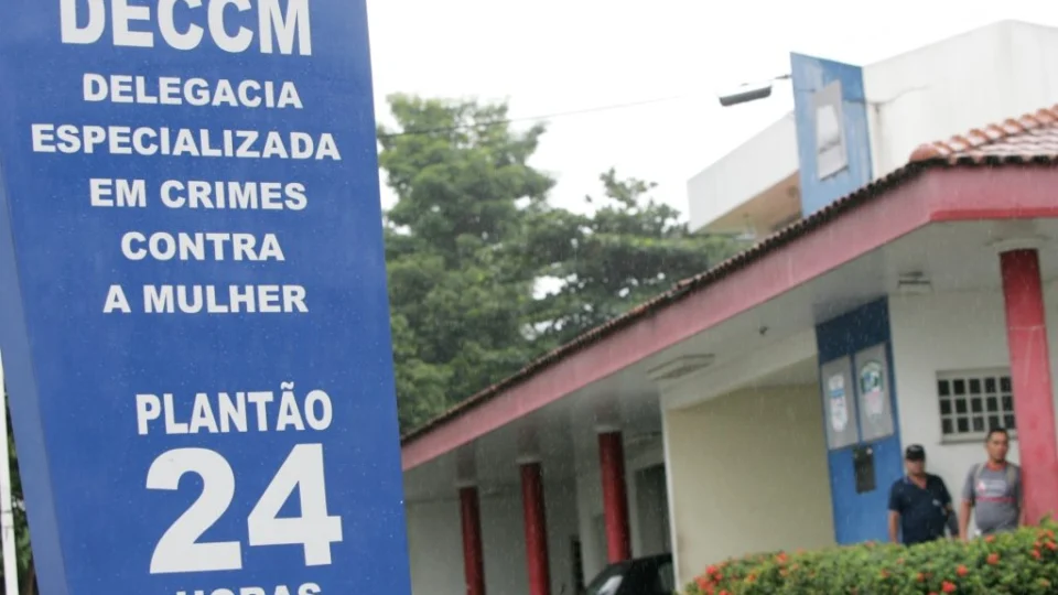 Jovem é internada após ser empurrada de ponte em Manaus; namorado é suspeito