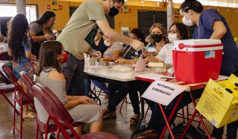 Manaus tem 12 postos de vacinação contra covid-19 neste sábado