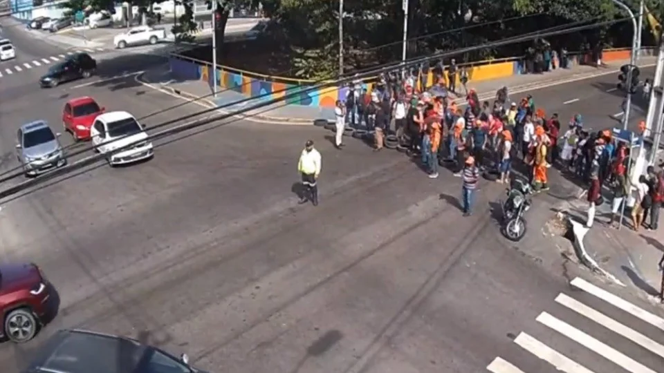 Avenida Brasil sentido bairro é bloqueada por manifestantes em Manaus