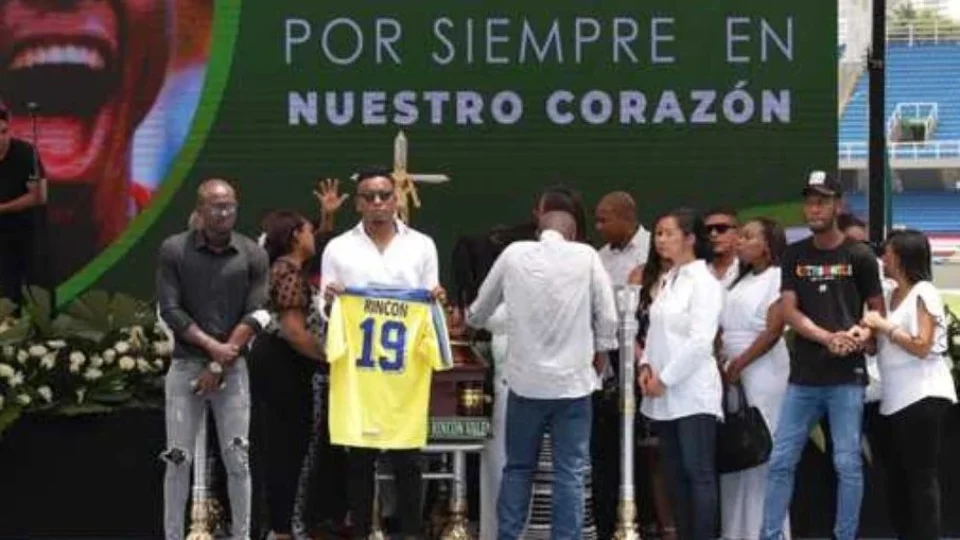 Rincón é enterrado após velório aberto ao público em Cali, na Colômbia