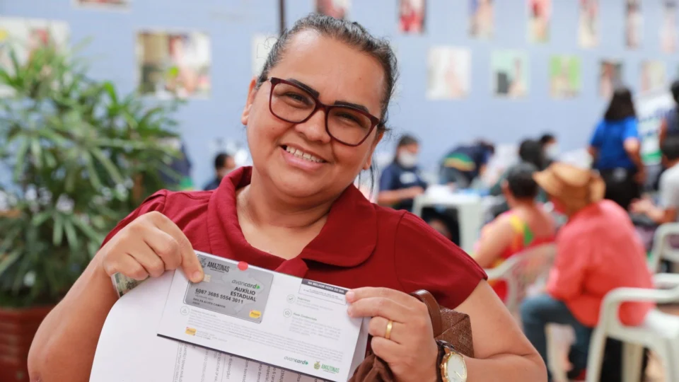 Auxílio Estadual: mais de 19 mil famílias do AM começam a receber o cartão do benefício