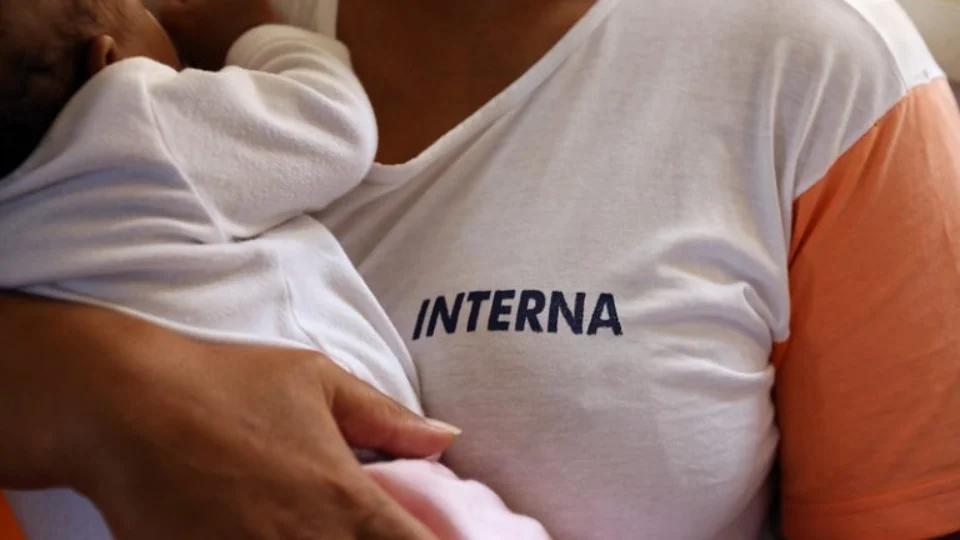 Agora é lei: gestante presa tem direito a tratamento humanitário durante e após parto