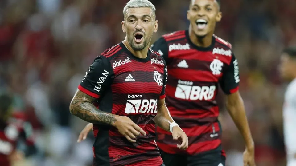 Com golaço de Arrascaeta, Flamengo vence fácil Corinthians por 2 a 0 pelas quartas da Libertadores