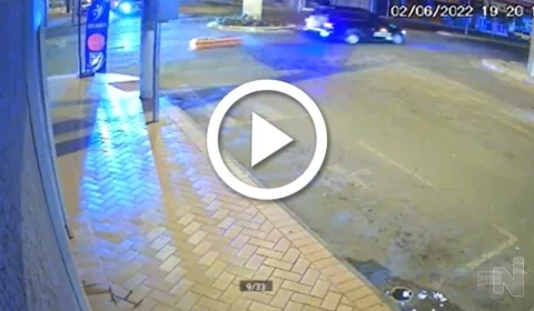 VÍDEO: caixão cai de carro funerário no meio da rua em Goiás