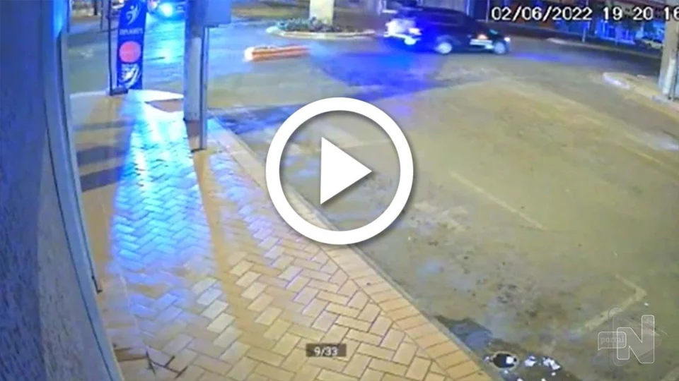 VÍDEO: caixão cai de carro funerário no meio da rua em Goiás