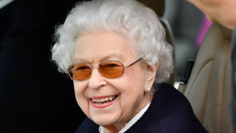 Rainha Elizabeth II aparece sorridente em Windsor após ter sido substituída no Parlamento