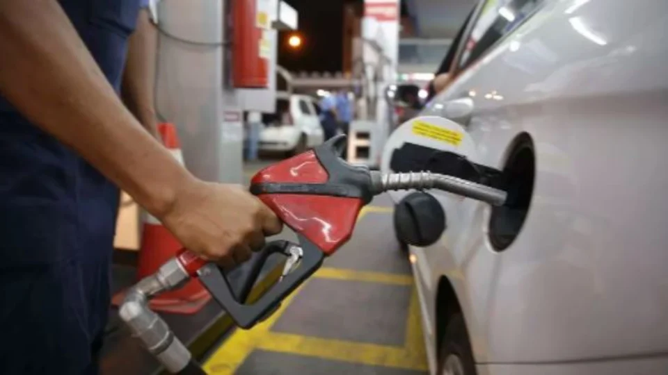 Novo recorde: posto de gasolina no Brasil vende litro por até R$ 8,99, diz ANP