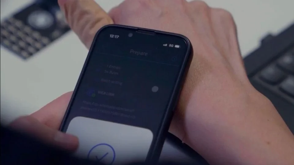 Brasileiros com chip implantado na mão contam experiência