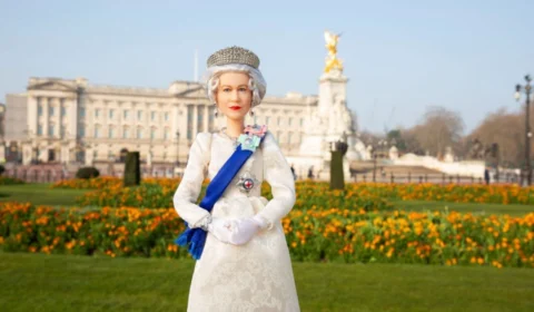 Rainha Elizabeth II ganha boneca em homenagem aos 70 anos de reinado