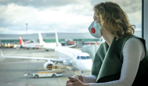 Anvisa discute desobrigação de uso de máscaras em voos e aeroportos