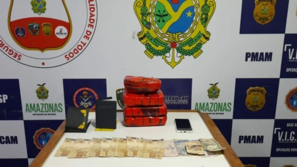 Mais de 4 kg de drogas são apreendidas em embarcação no Rio Solimões, no AM