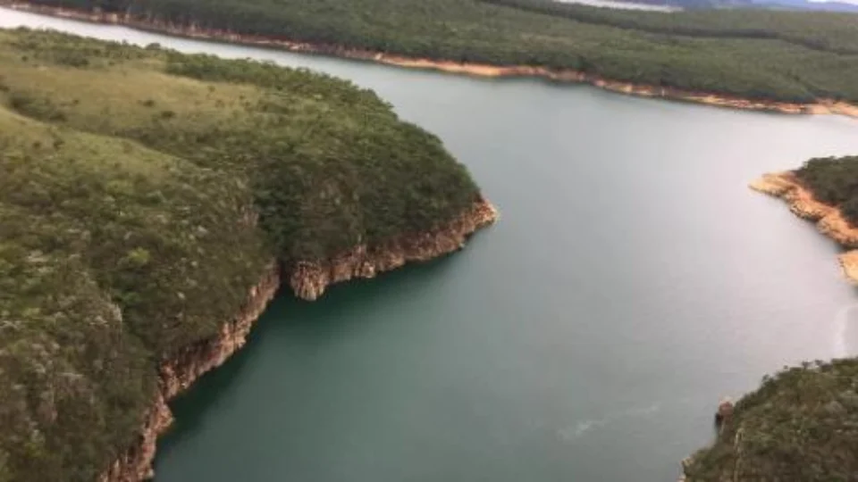 Idoso e jovem morrem após embarcação virar no Lago de Furnas, em Capitólio