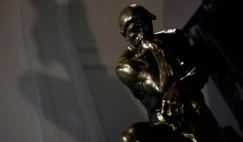 Escultura ‘O Pensador’ é leiloada por R$ 58 milhões em Paris