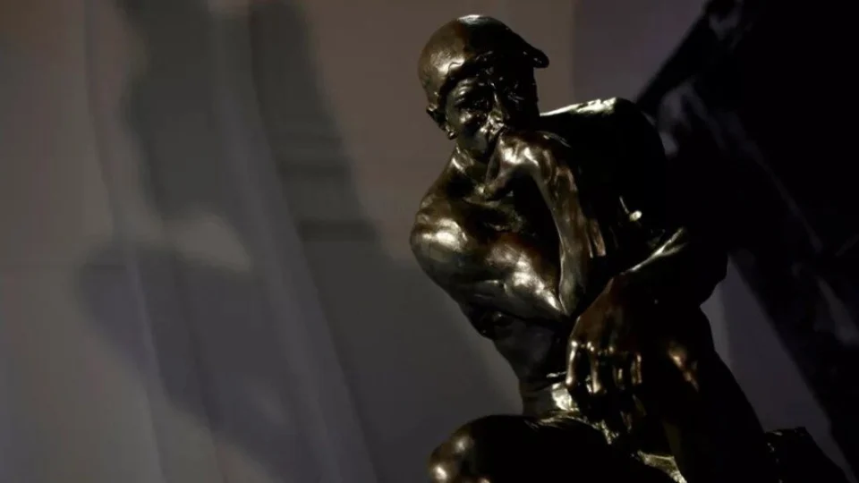 Escultura ‘O Pensador’ é leiloada por R$ 58 milhões em Paris