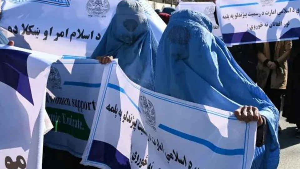 Talibã ordena que apresentadoras de programas televisivos cubram rosto quando estiverem no ar, no Afeganistão