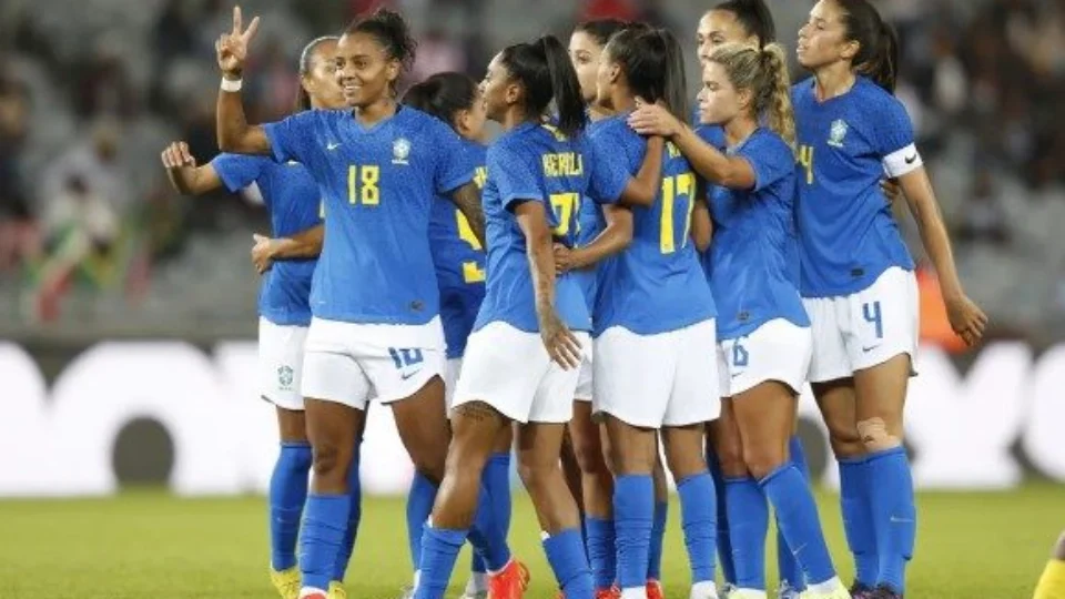 Seleção feminina de futebol enfrenta África do Sul em amistoso nesta segunda-feira