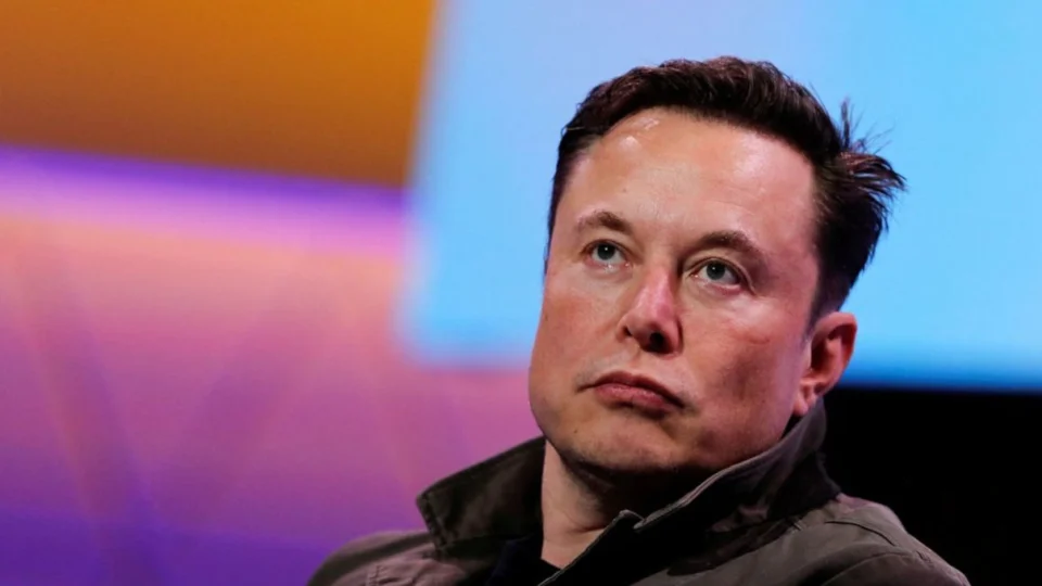 Elon Musk volta a dizer que acordo com Twitter pode travar