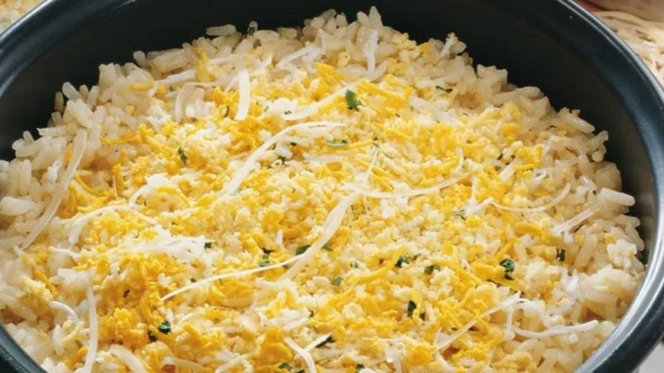 RECEITA FÁCIL: aprenda a fazer arroz amarelinho com ovo