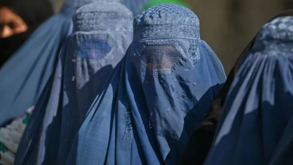 Talibã ordena que mulheres afegãs cubram o rosto em público