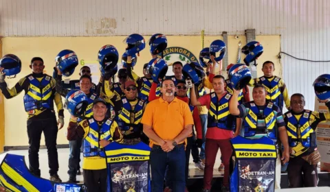 Kits de segurança são entregues a mototaxistas do Careiro da Várzea e de Eirunepé, no interior do AM