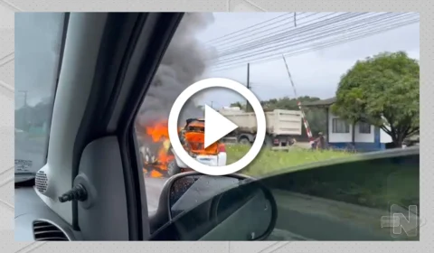 VÍDEO: carro pega fogo na avenida Torquato Tapajós, em Manaus