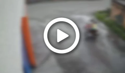 VÍDEO: ao colidir com carro, homem e menino  são arremessados de motocicleta na Zona Leste de Manaus