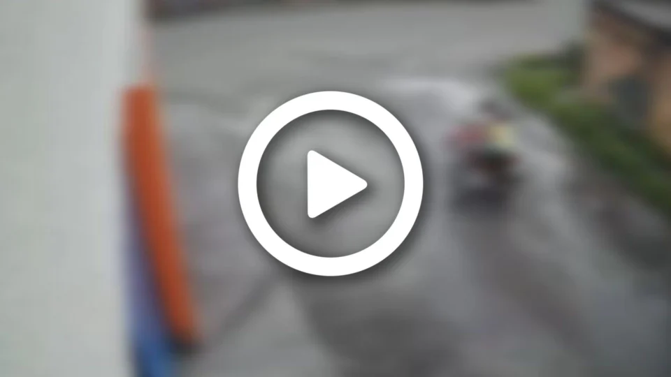 VÍDEO: ao colidir com carro, homem e menino  são arremessados de motocicleta na Zona Leste de Manaus