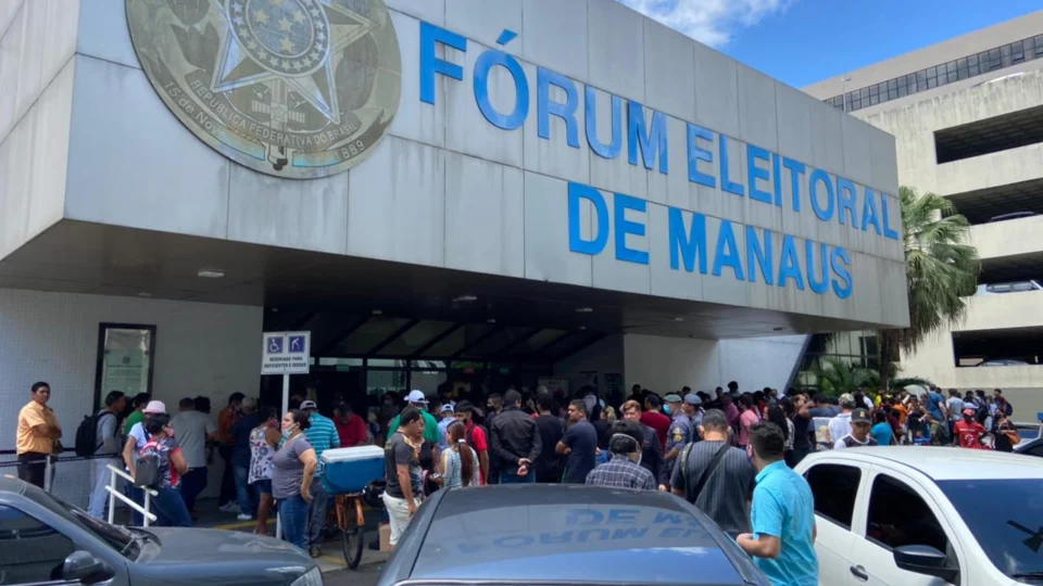 Procura por emissão de título de eleitor faz fila dobrar no Fórum Eleitoral de Manaus